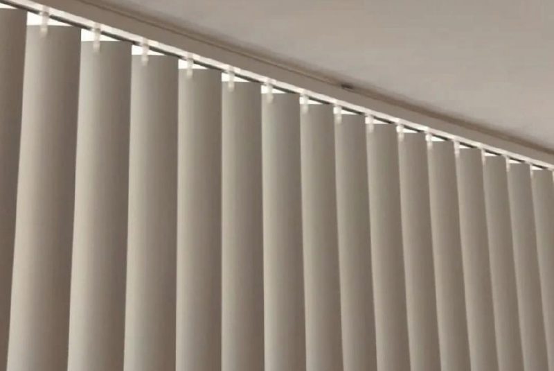 Cortina vertical con lamas de 20 cmtrs